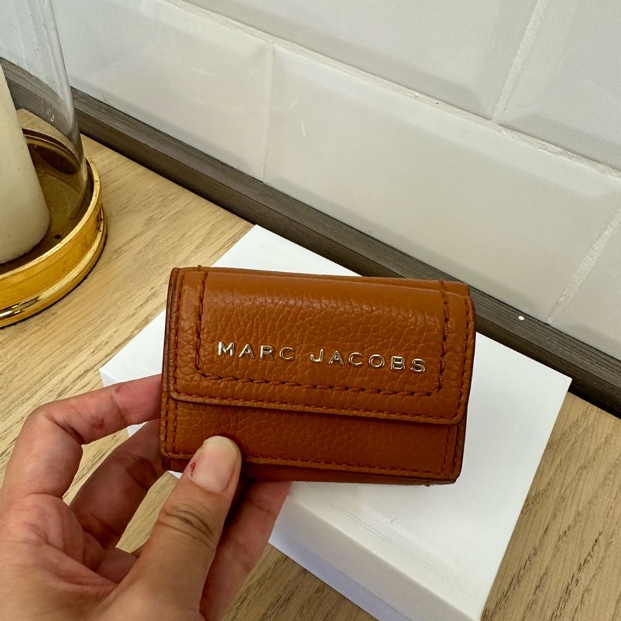 MJ 荔枝紋釦式迷你三折短夾 駝色-0