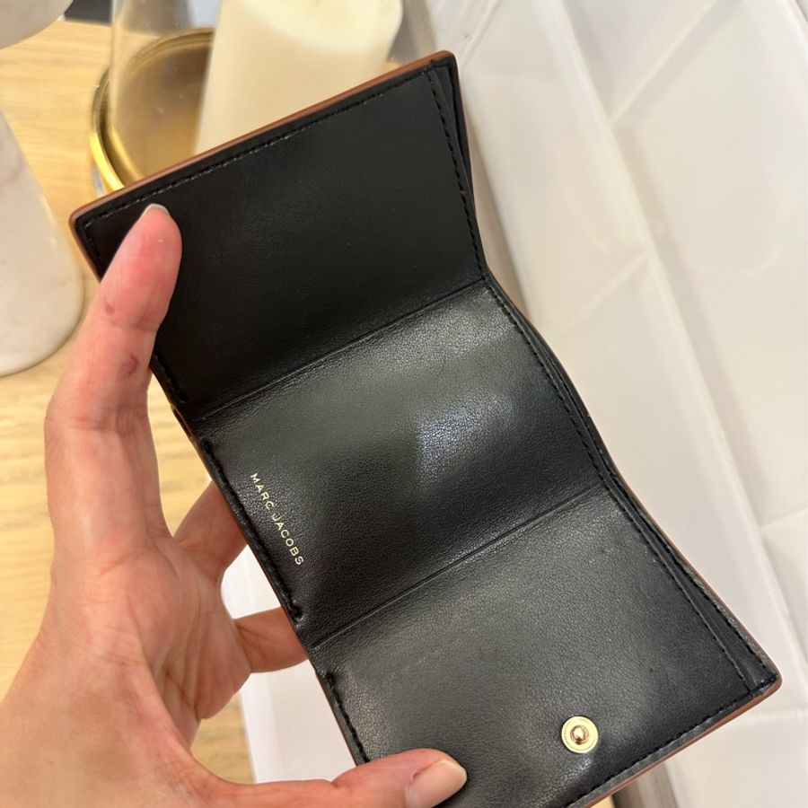 MJ 荔枝紋釦式迷你三折短夾 駝色-1