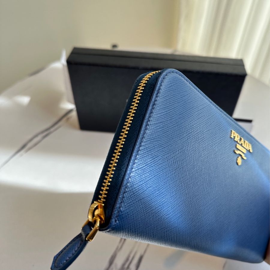 PRADA 藍防刮牛皮ㄇ拉長夾-1