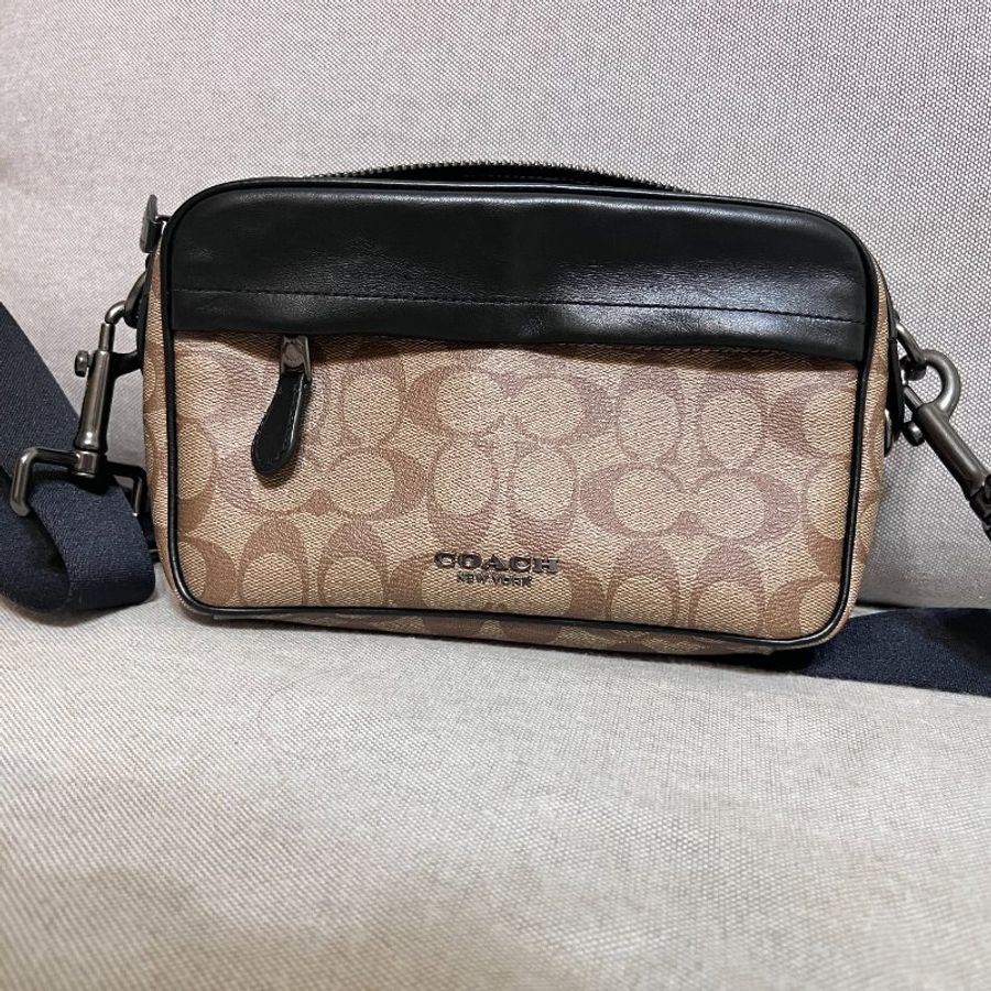 COACH卡其C Logo黑邊真皮方型小款斜背男包-0