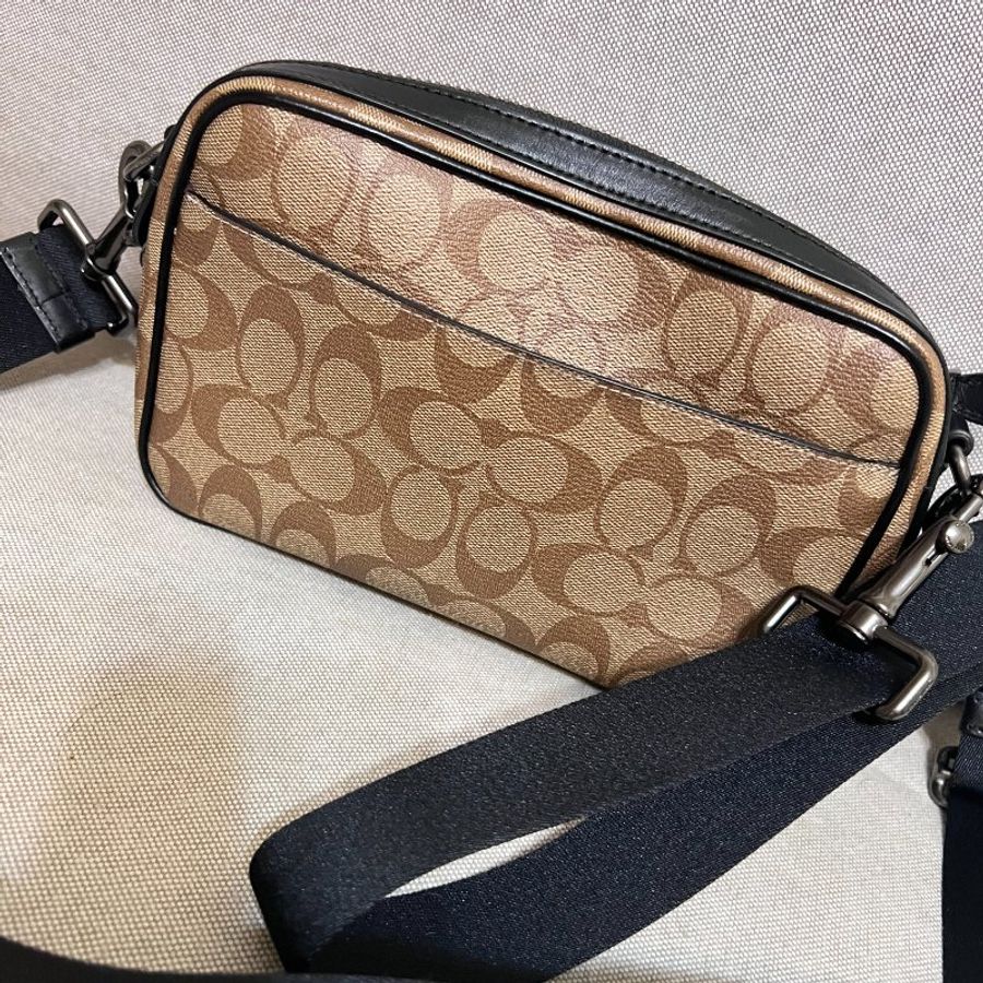 COACH卡其C Logo黑邊真皮方型小款斜背男包-1