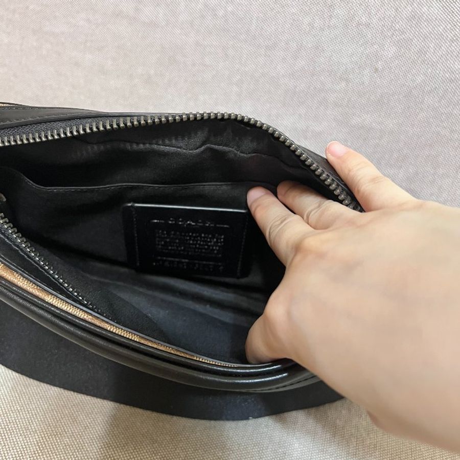 COACH卡其C Logo黑邊真皮方型小款斜背男包-2