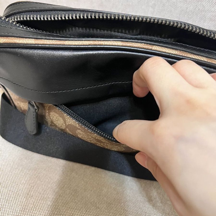 COACH卡其C Logo黑邊真皮方型小款斜背男包-3