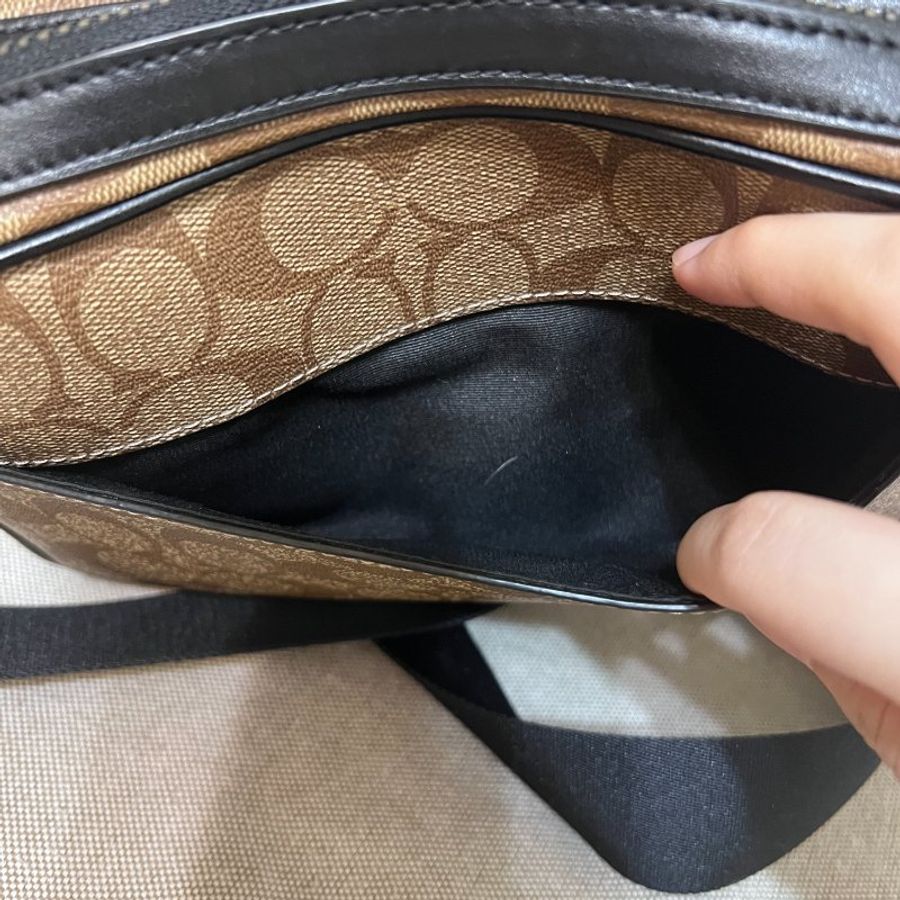 COACH卡其C Logo黑邊真皮方型小款斜背男包-4