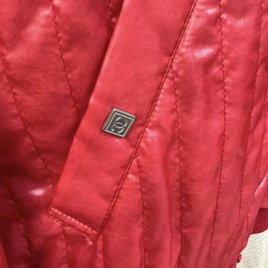 Chanel 亮眼精神的紅色拉鍊輕夾克-7