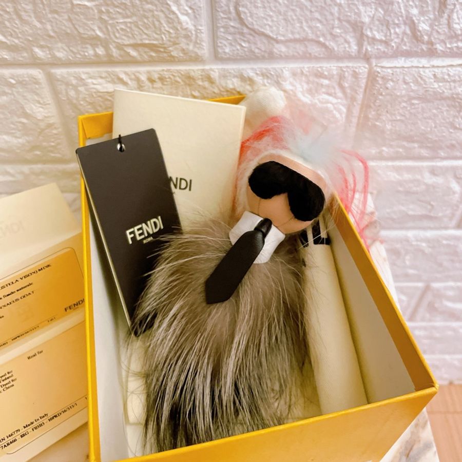近新專櫃正品✨FENDI Love Karl 老佛爺 娃娃吊飾 紅髮 有保卡-0