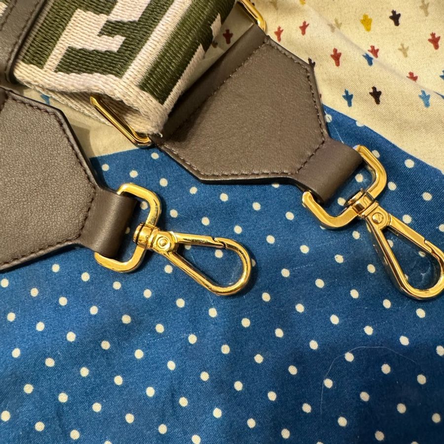 Fendi 芬迪 寬背帶,可以做多種造型!-1