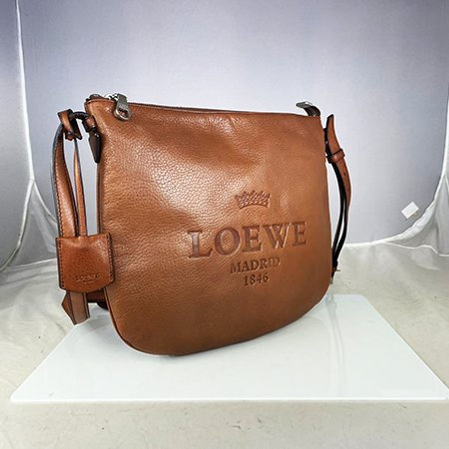 已售出* LOEWE駝色牛皮 HERITAGE 徽章系列斜背扁包-1