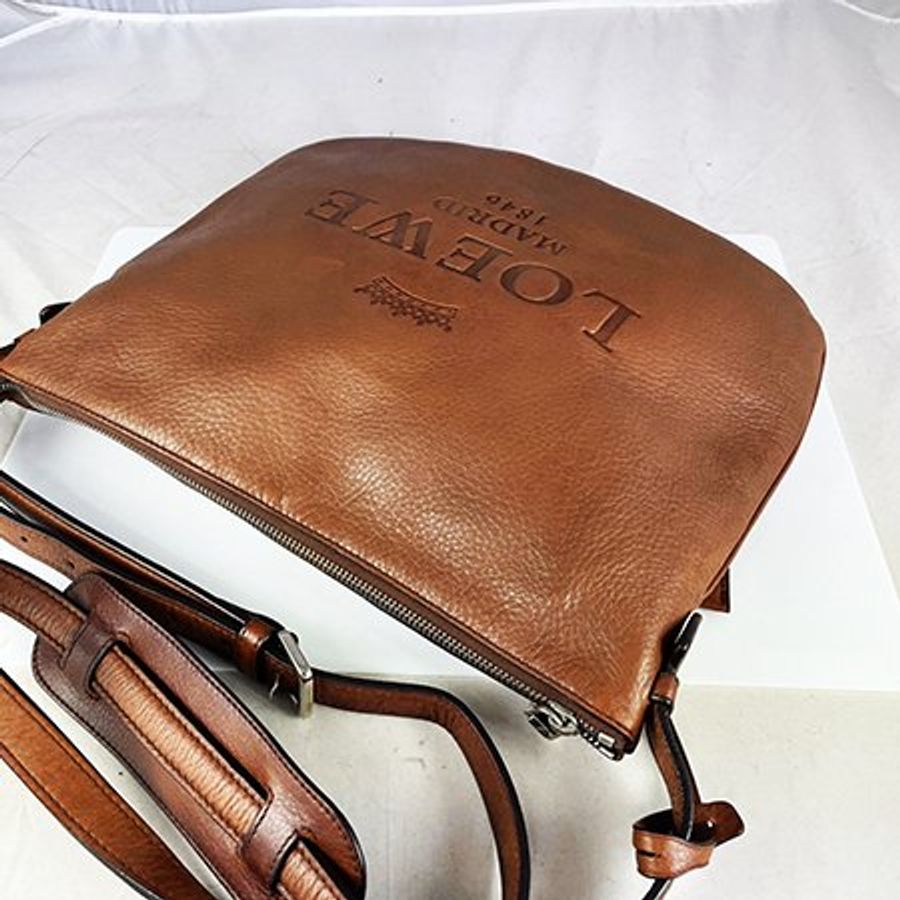 已售出* LOEWE駝色牛皮 HERITAGE 徽章系列斜背扁包-2
