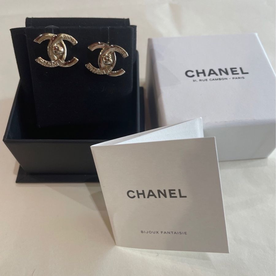 CHANEL 22B 淡金浮雕字母 書包釦耳環 康朋總店-1