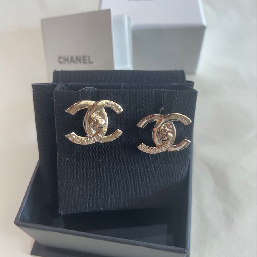 CHANEL 22B 淡金浮雕字母 書包釦耳環 康朋總店-2