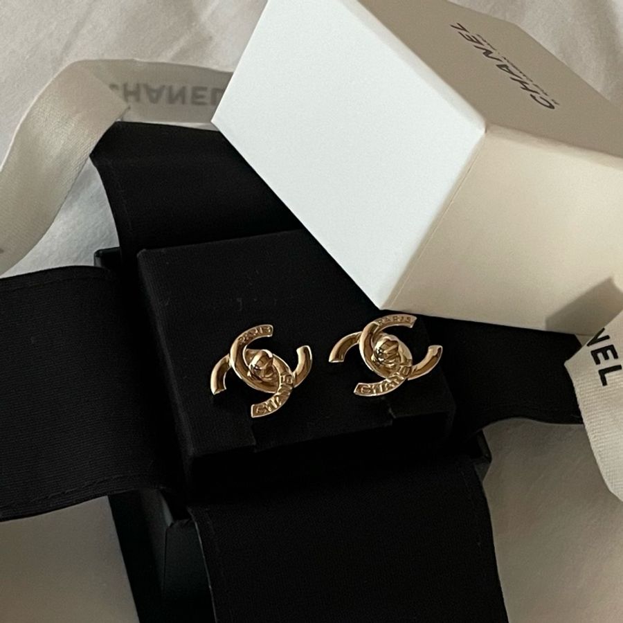CHANEL 22B 淡金浮雕字母 書包釦耳環 康朋總店-4