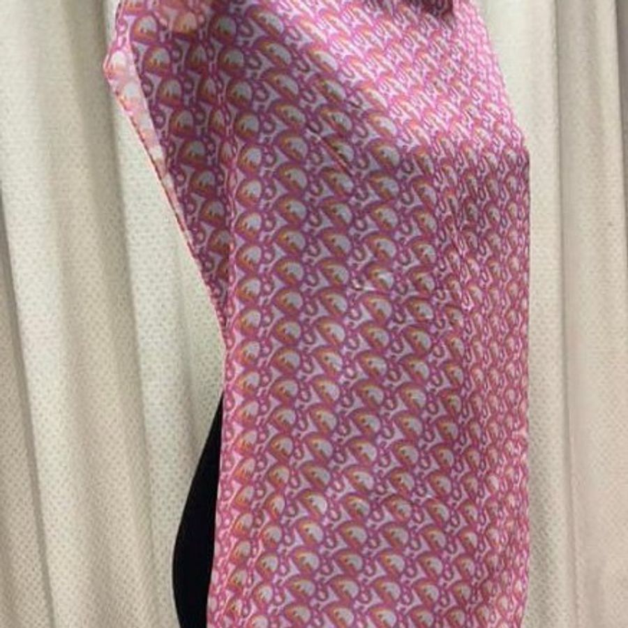 (來玩老時尚) Dior絕美的芭比粉色經典logo絲巾-2