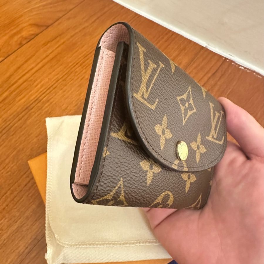 LV 花紋粉內釦式卡片零錢包-1