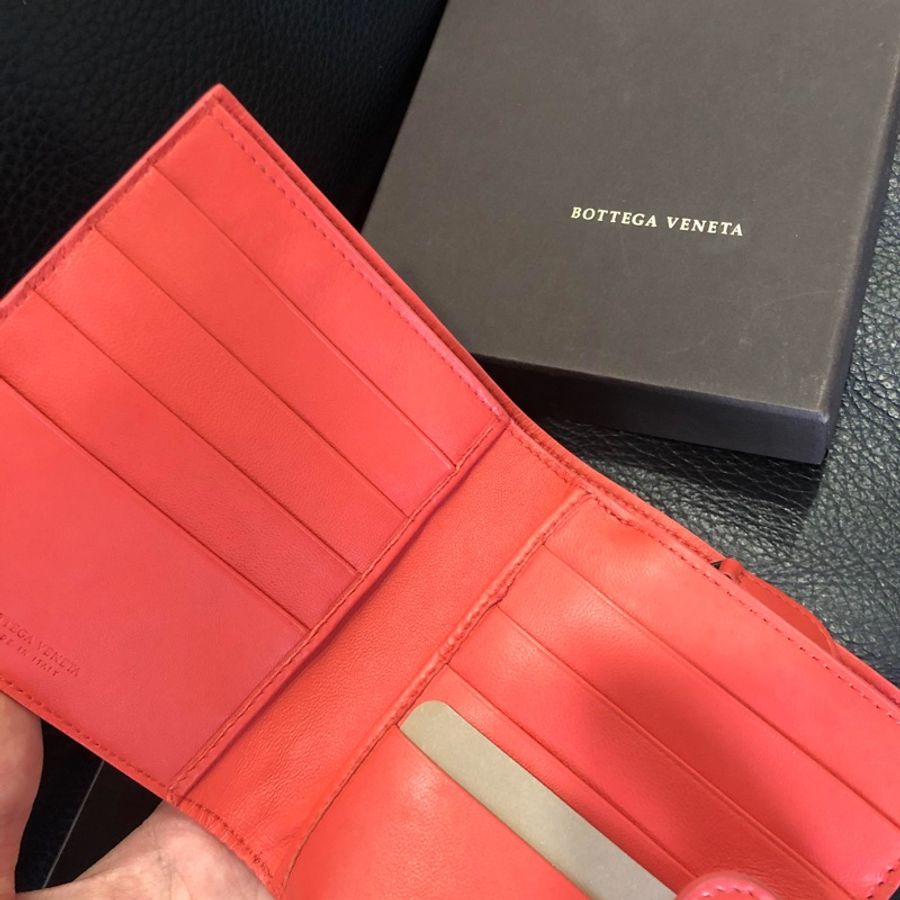 正全新BV短夾BOTTEGA VENETA拉鍊長夾小羊皮小格子大格子信封長夾中夾斜背包側背包後背包紅色黑色乾燥玫瑰粉藍色二手-2
