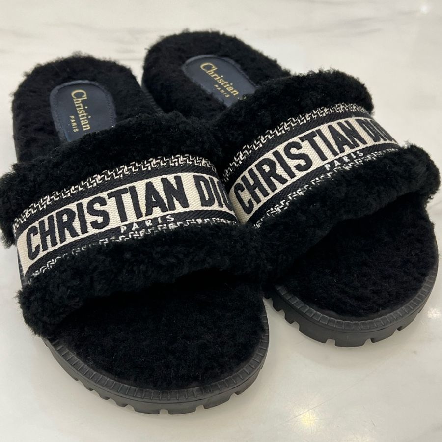 Dior Dway黑羔羊毛刺繡字毛毛拖鞋-1