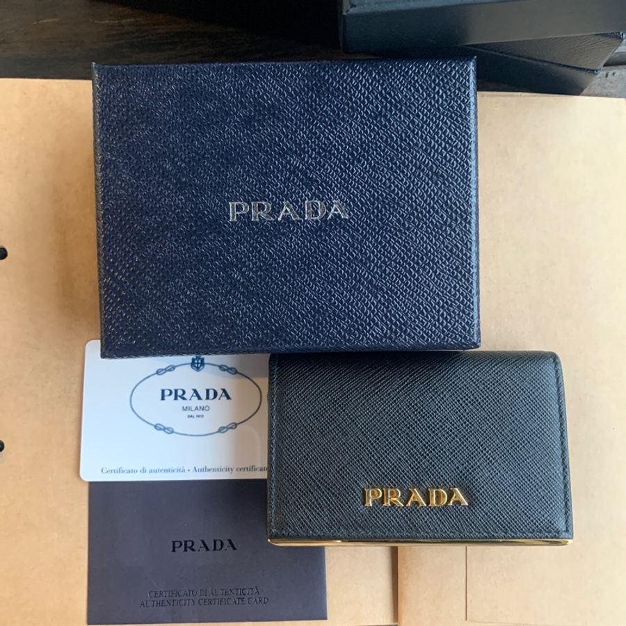 ✨Prada✨ Saffiano metal 防刮皮革 卡夾 ｜名片夾-0