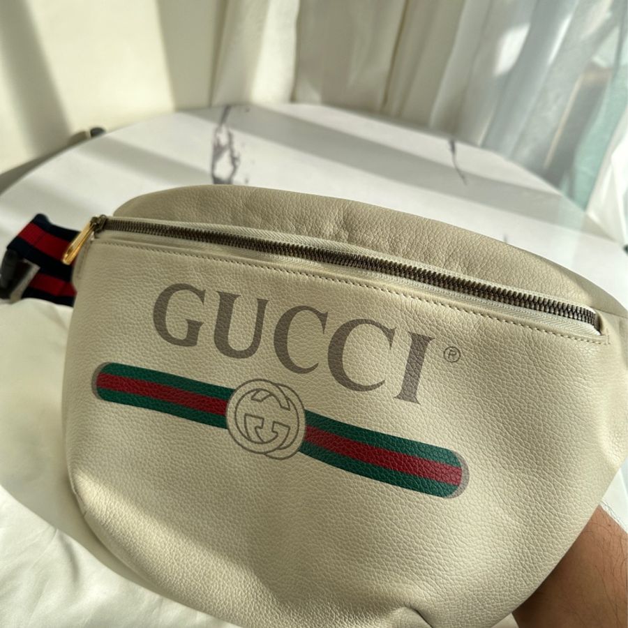 GUCCI 白皮革藍紅背帶胸口包-1