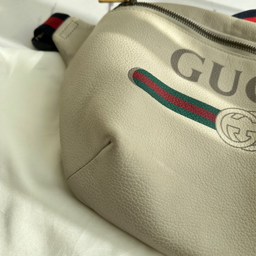 GUCCI 白皮革藍紅背帶胸口包-2