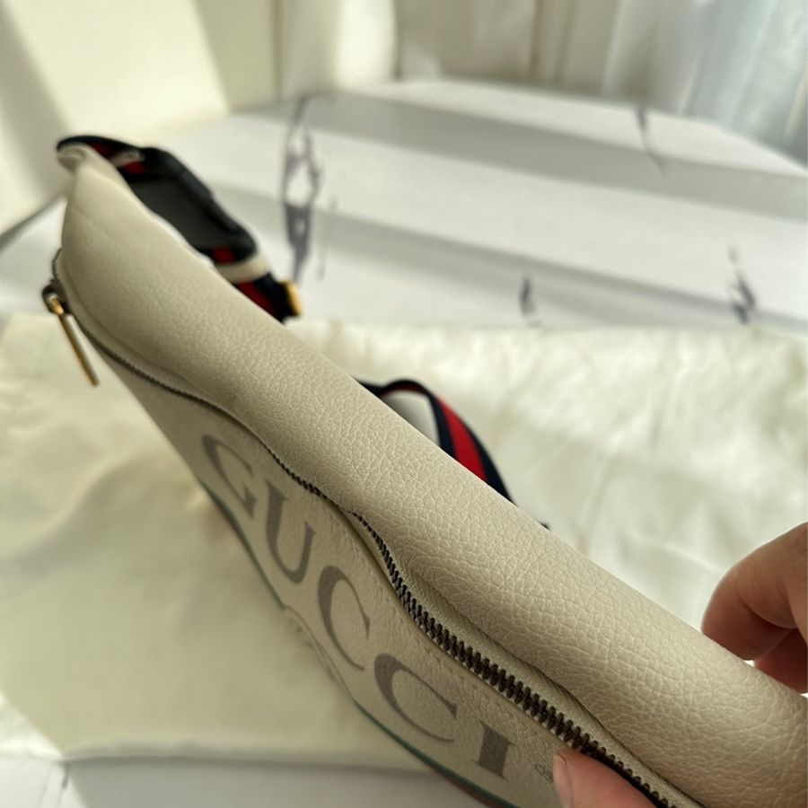 GUCCI 白皮革藍紅背帶胸口包-3