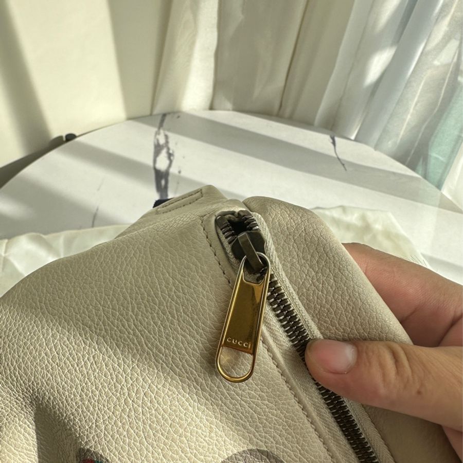 GUCCI 白皮革藍紅背帶胸口包-4