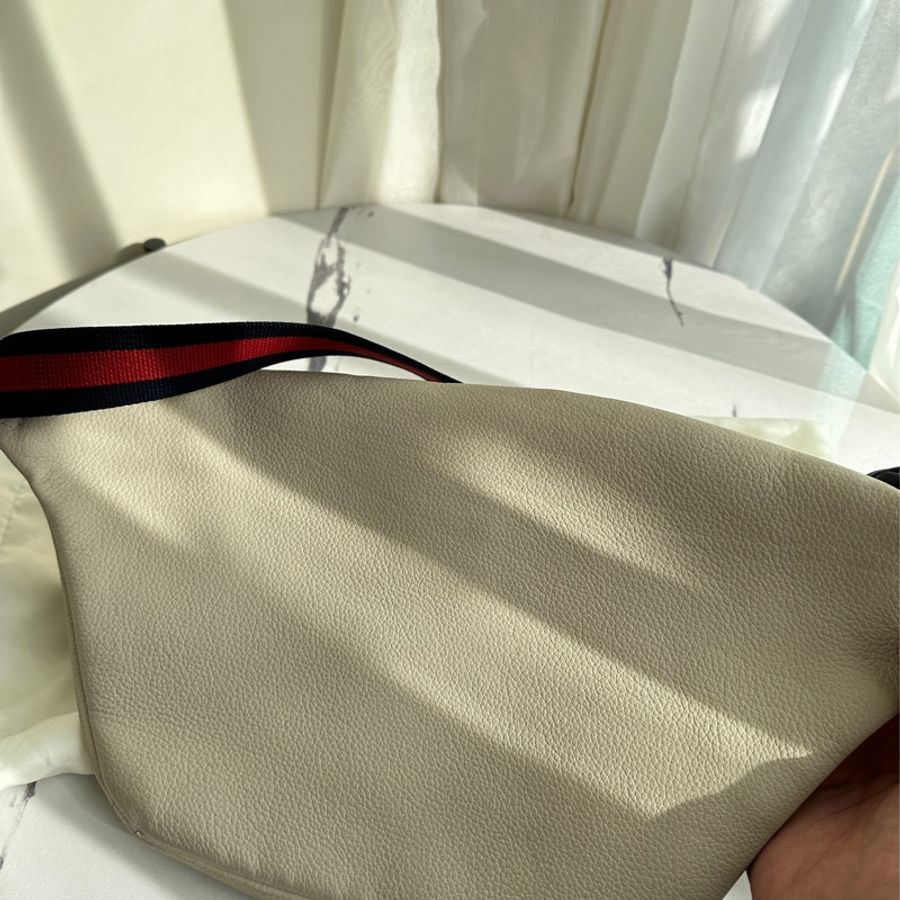 GUCCI 白皮革藍紅背帶胸口包-5