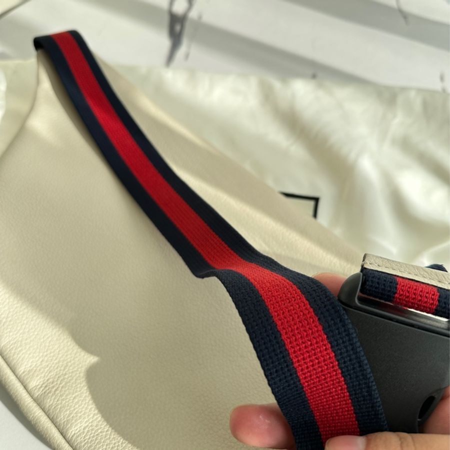 GUCCI 白皮革藍紅背帶胸口包-6