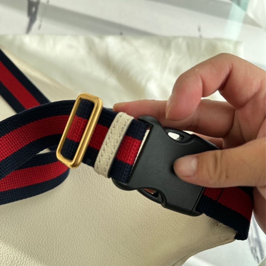 GUCCI 白皮革藍紅背帶胸口包-7