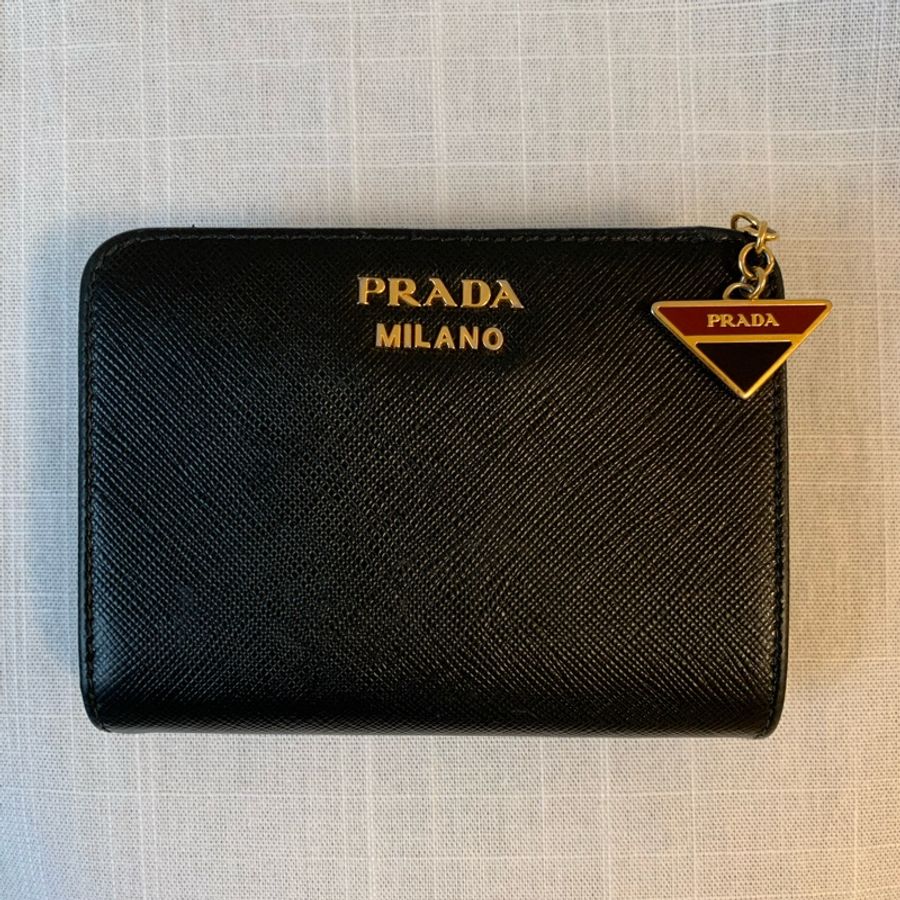 Prada Saffiano 三角標 Logo 吊飾拉鍊二折紅黑短皮夾-5