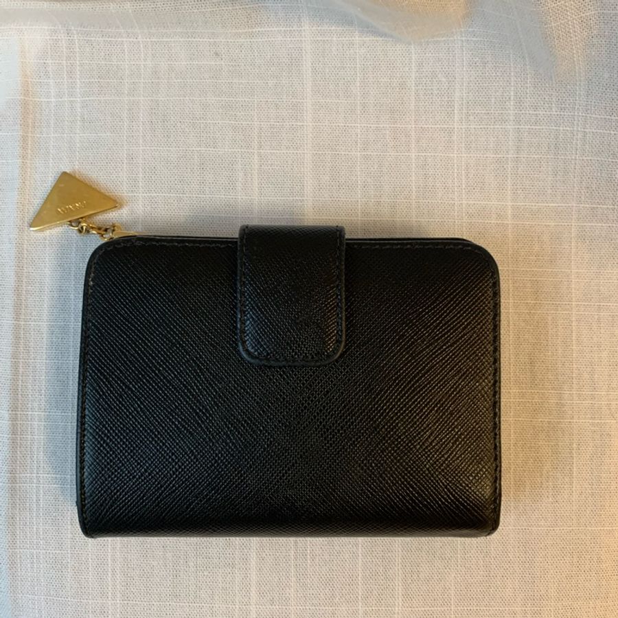 Prada Saffiano 三角標 Logo 吊飾拉鍊二折紅黑短皮夾-7