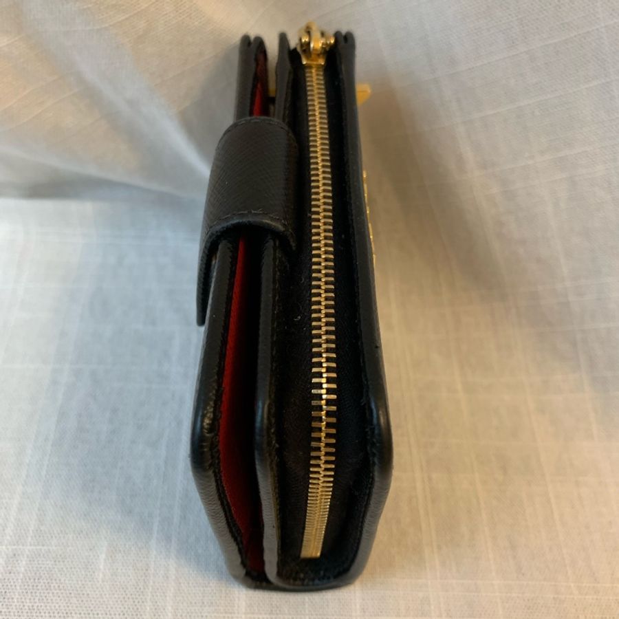 Prada Saffiano 三角標 Logo 吊飾拉鍊二折紅黑短皮夾-9
