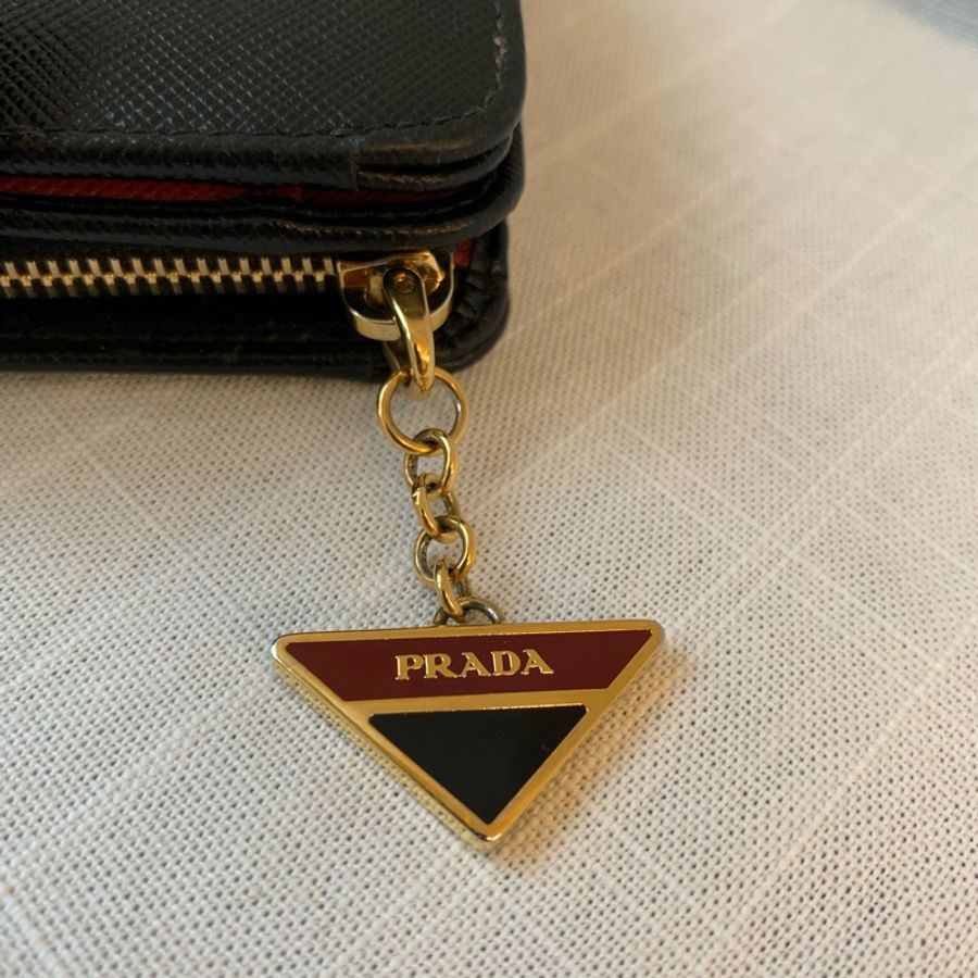 Prada Saffiano 三角標 Logo 吊飾拉鍊二折紅黑短皮夾-15