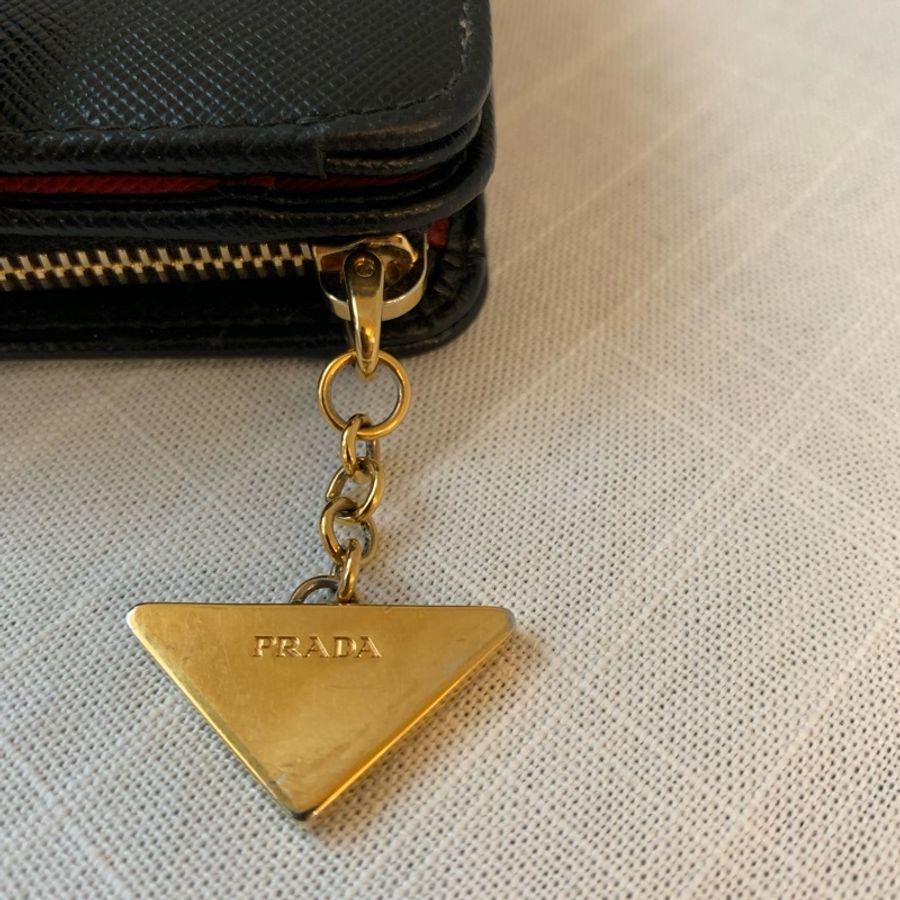 Prada Saffiano 三角標 Logo 吊飾拉鍊二折紅黑短皮夾-16