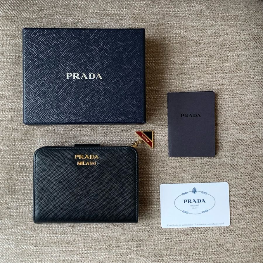 Prada Saffiano 三角標 Logo 吊飾拉鍊二折紅黑短皮夾-0