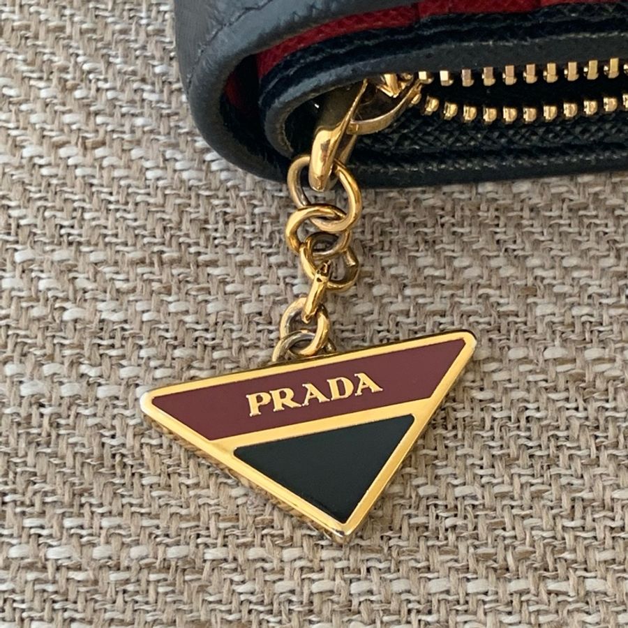 Prada Saffiano 三角標 Logo 吊飾拉鍊二折紅黑短皮夾-1