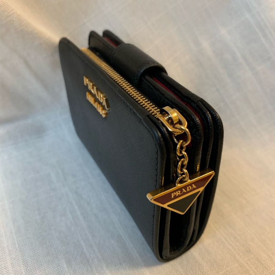 Prada Saffiano 三角標 Logo 吊飾拉鍊二折紅黑短皮夾-2