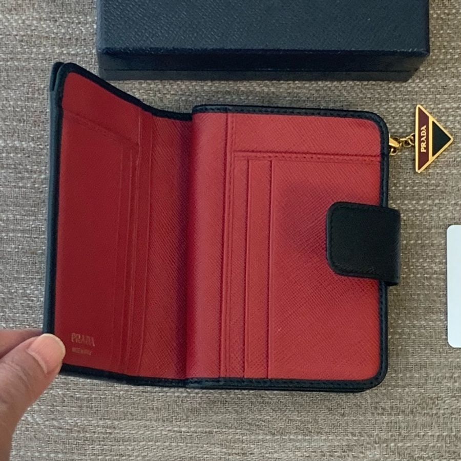Prada Saffiano 三角標 Logo 吊飾拉鍊二折紅黑短皮夾-3