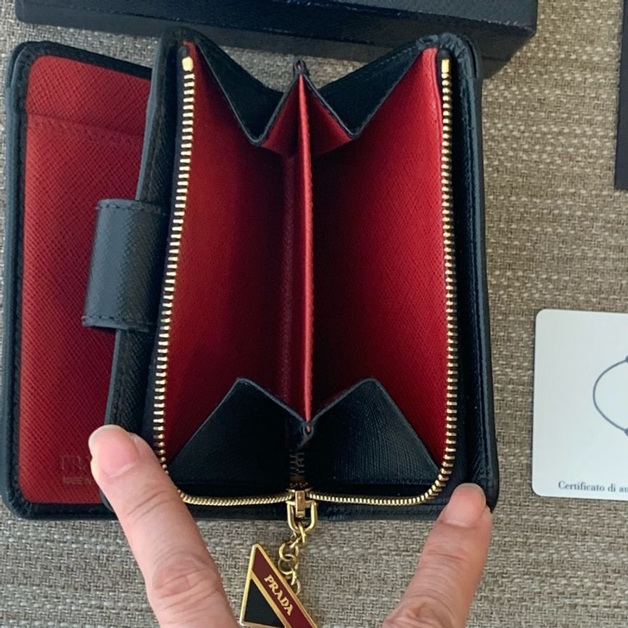 Prada Saffiano 三角標 Logo 吊飾拉鍊二折紅黑短皮夾-4