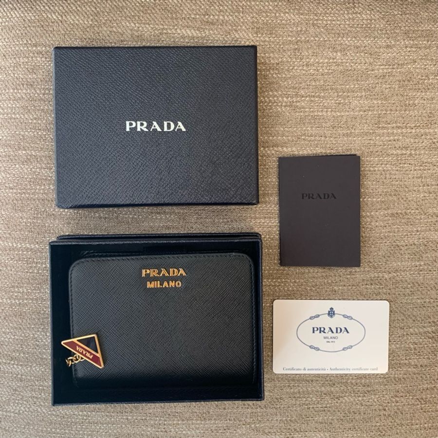 Prada Saffiano 三角標 Logo 吊飾拉鍊二折紅黑短皮夾-17