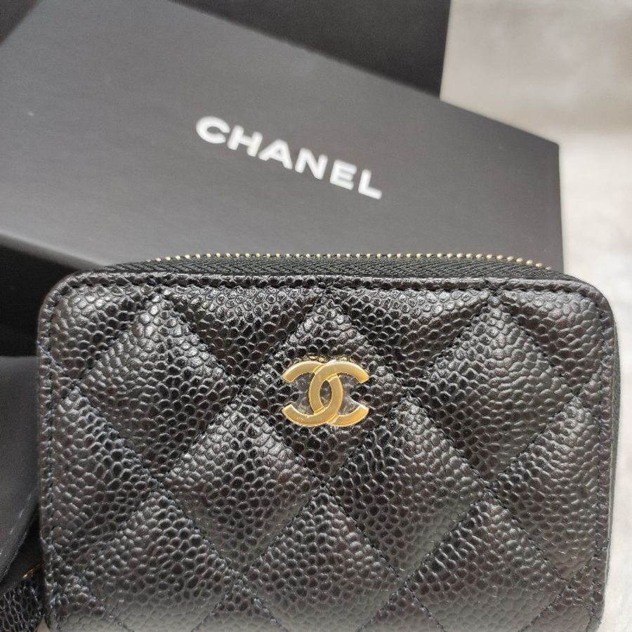 CHANEL#香奈兒#經典菱格紋#荔枝紋小 牛皮金色小香LOGO拉鍊#零錢包(黑X酒紅-1