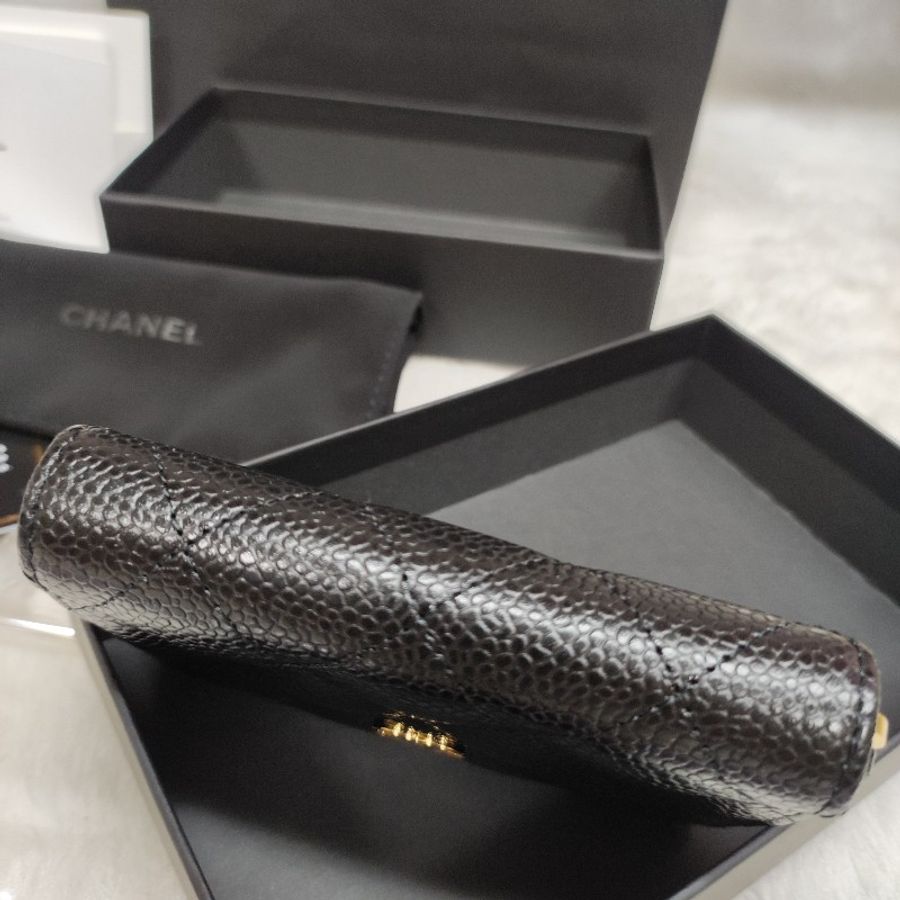 CHANEL#香奈兒#經典菱格紋#荔枝紋小 牛皮金色小香LOGO拉鍊#零錢包(黑X酒紅-8