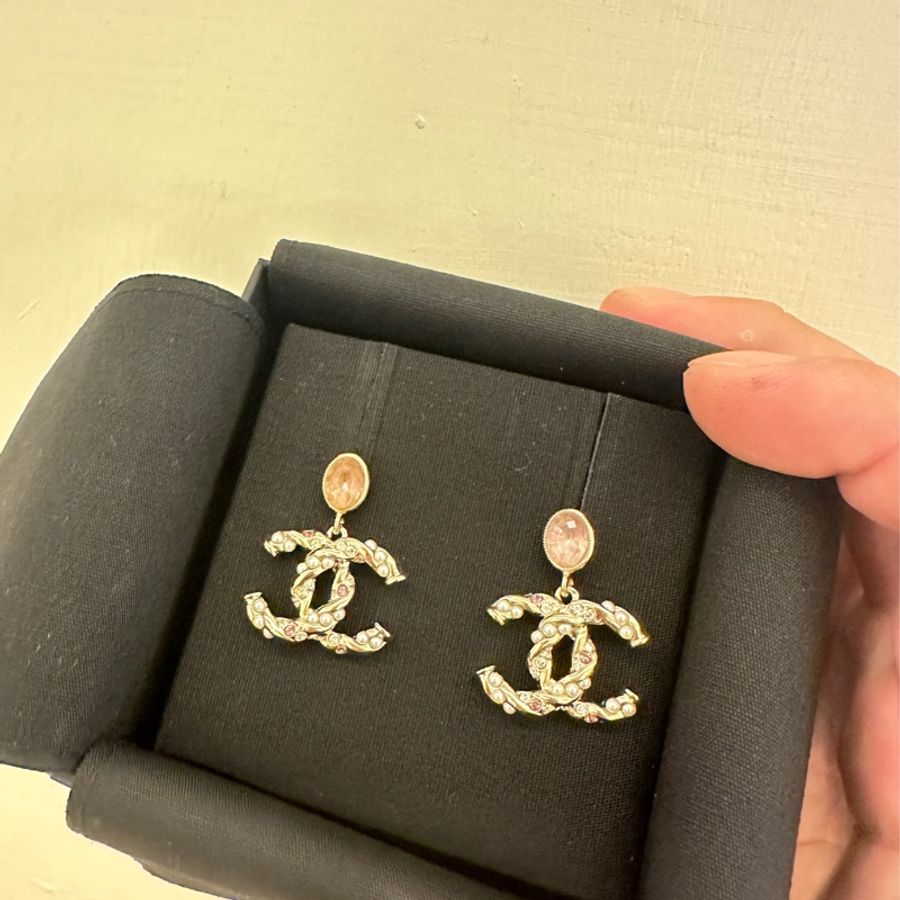 CHANEL 銀珍珠雙C粉水晶耳環-0