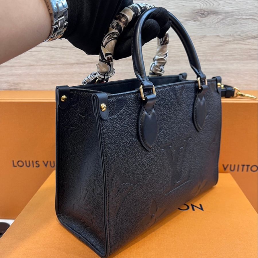 LV On The Go PM 芯片款 黑色壓紋皮革 含 LV絲巾-12
