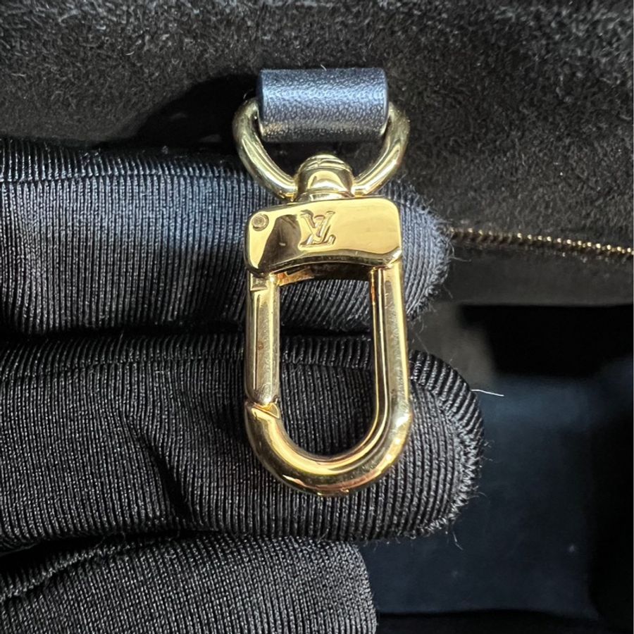 LV On The Go PM 芯片款 黑色壓紋皮革 含 LV絲巾-29