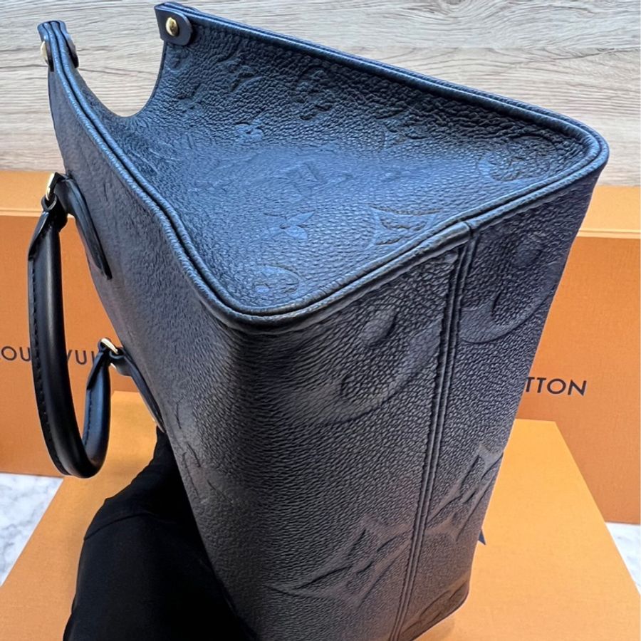 LV On The Go PM 芯片款 黑色壓紋皮革 含 LV絲巾-32