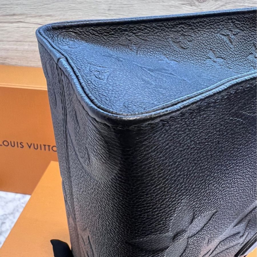 LV On The Go PM 芯片款 黑色壓紋皮革 含 LV絲巾-35