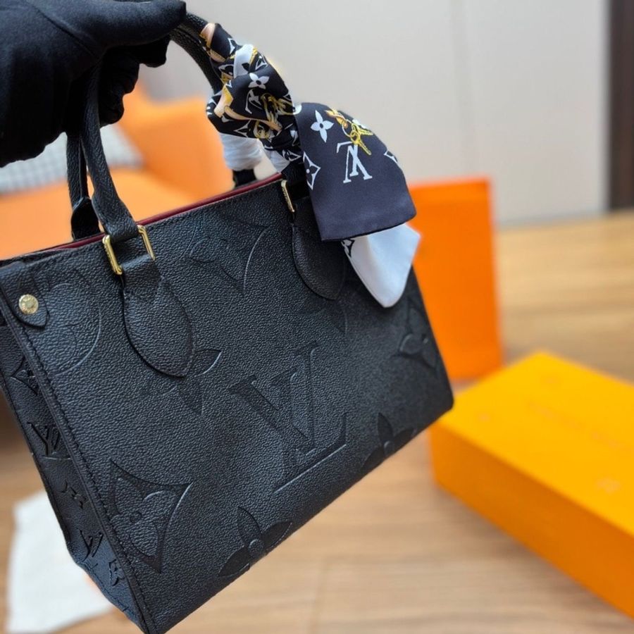 LV On The Go PM 芯片款 黑色壓紋皮革 含 LV絲巾-11