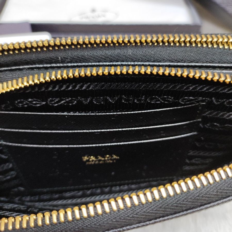 Prada 1DH010 Saffiano 鍊包 WOC 黑/Logo 防刮牛皮-3