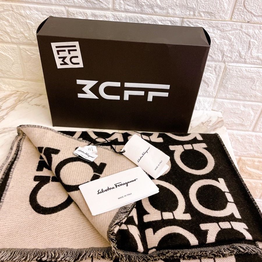 全新專櫃正品✨ferragamo 最新款GANCINI SCARF義大利製絕美老花字母黑白撞色兩面款羊毛圍巾-5