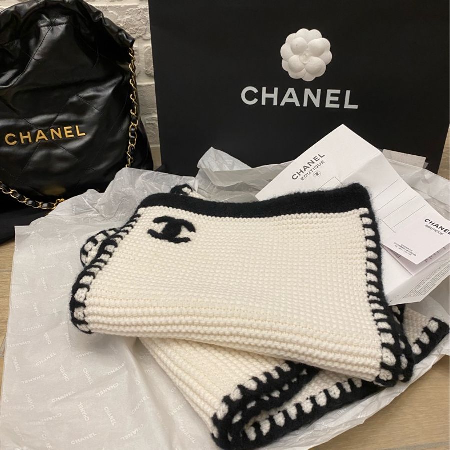 冬天買不到 CHANEL 經典款配色米白色羊絨針織圍巾-0